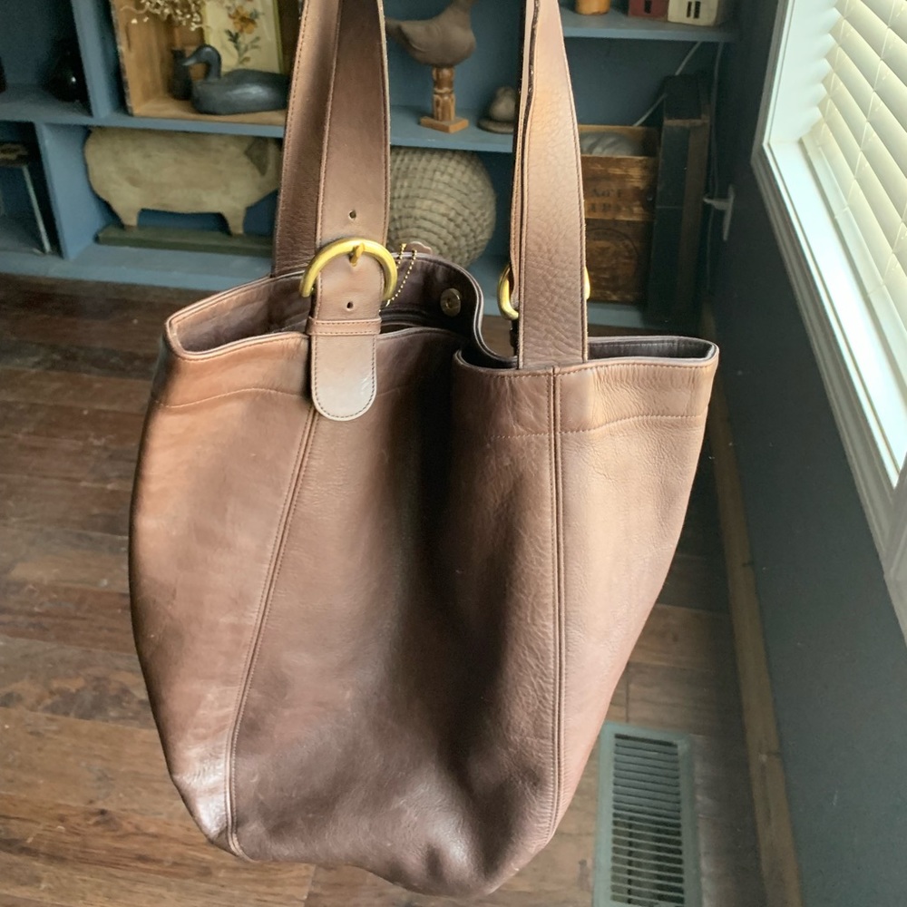 Selling XL vintage Coach purse! Snap closure and in beautiful condition